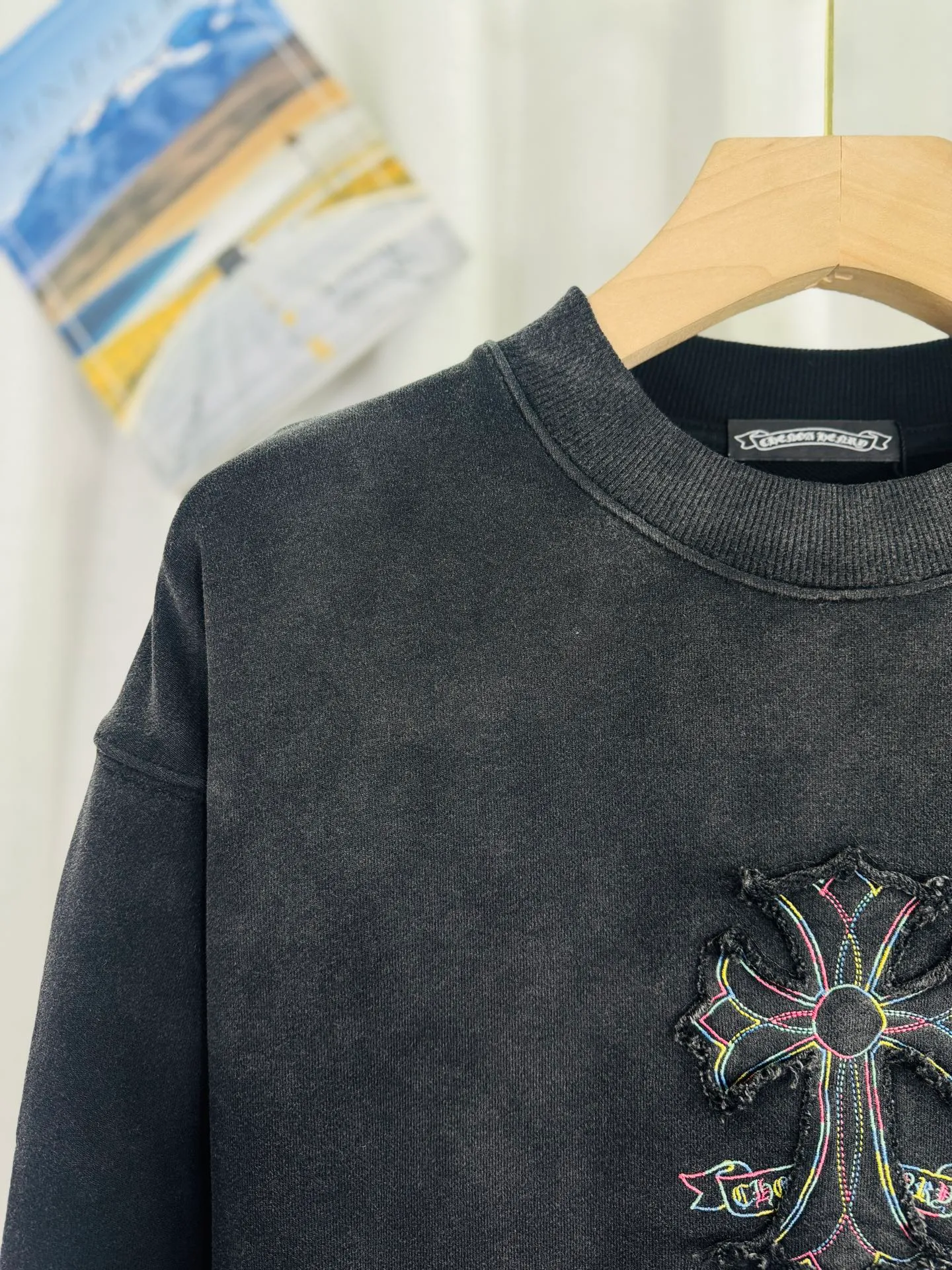 P280 top version, real shot without P, ​​different from market currency) 𝗖𝗵𝗿𝗼𝗺𝗲 𝗛𝗲𝗮𝗿𝘁𝘀/Cro Heart 2025 washed patch embroidery autumn and winter new original single counter American laser burnt 3D three-dimensional color embroidery couple casual sweatshirt 👑The highest version! Customized fabric 430g tripe terry fabric! American acid-washed and distressed original fabric laser burnt ✟appliqué embroidery and exquisite embroidery of letters! The best-selling model in the counter, very comfortable to wear. Accessories: original molded and authenticated collar label➕100% silk wash label. Genuine purchase-grade original hangtag➕matching hanging rope➕3D hanging beads➕original packaging bag. Craftsmanship: The original version has consistent wiring! The highest version of the armhole matching technique! Color: White Black Size: S M L XL Style No.: 9328